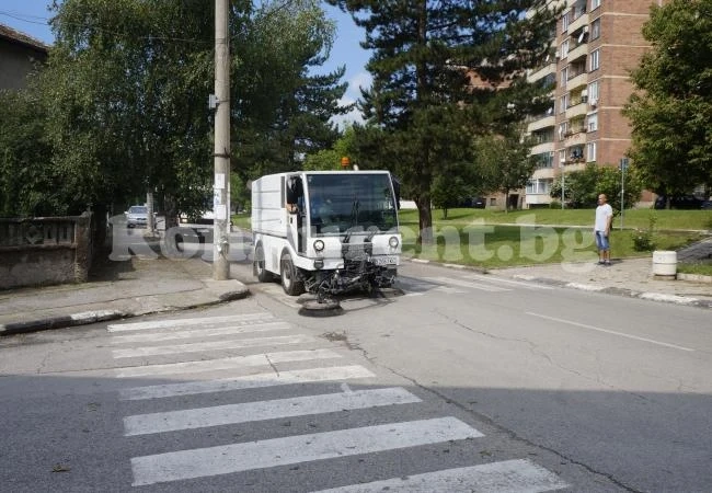 Почистват щетите след градушката в Мездра