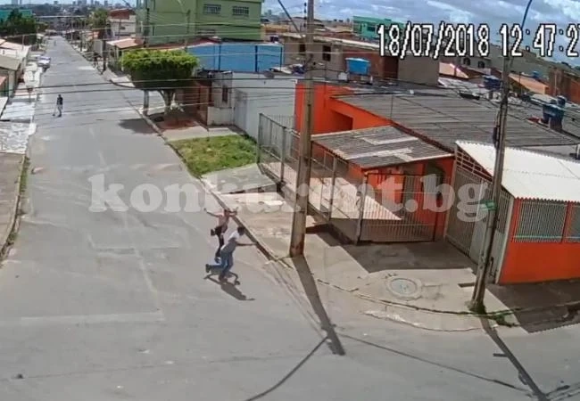 Студентка показа на грабител нещо, което го накара да побегне панически (ВИДЕО)