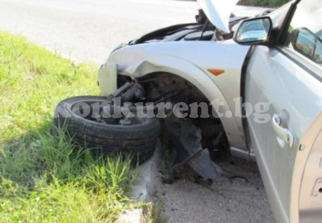 Шофьор без книжка се заби в бордюри пиян на мотика