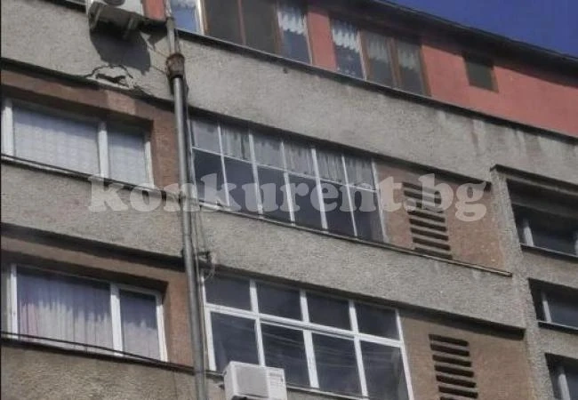 Лекари се борят за живота на млад мъж, полетял от 9-я етаж