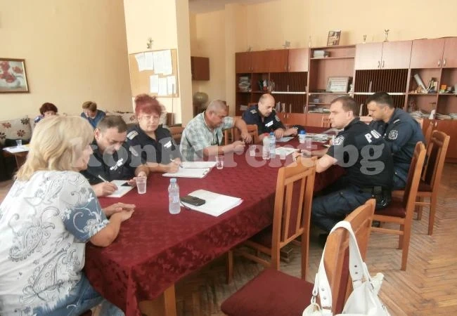 Школски директор и полицаи набелязаха мерки за сигурност