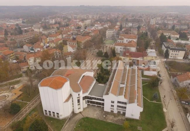 Продават изгодно общински терен в....
