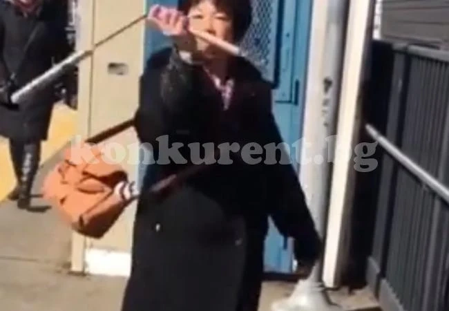 Баба си играе с нунджако, докато чака влак (ВИДЕО)