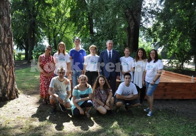 Кмет направи дарение на деца