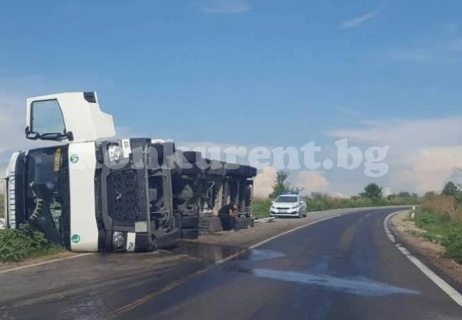 Спряха движението по Е79 заради 2 катастрофи с ТИР-ове СНИМКИ
