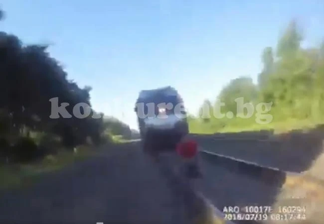 Уникално екшън ВИДЕО: Младеж заспива на жп релси, а полицай...