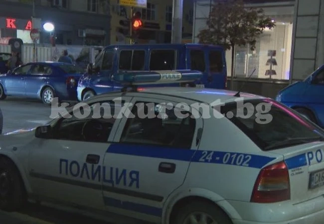 Психично болен се барикадира в дома си, полицаи преговаряха с него, но после изненадващо... (СНИМКИ)