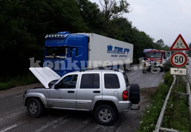 Джип се заби в мантинелата между Мездра и Враца, 2 коли се удариха на метри от инцидента /Снимки/