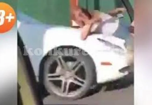 Шокиращо ВИДЕО 18+: Блондинка спря колата, за да танцува на пътя, бяла лимузина я уби на място