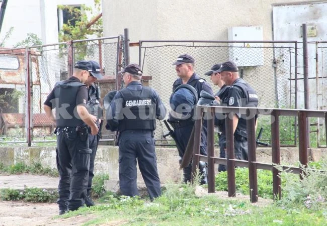 Полиция нахлу в ромските махали (СНИМКИ)