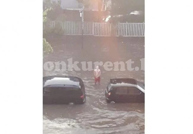 Проливният дъжд заля улиците в Козлодуй СНИМКИ