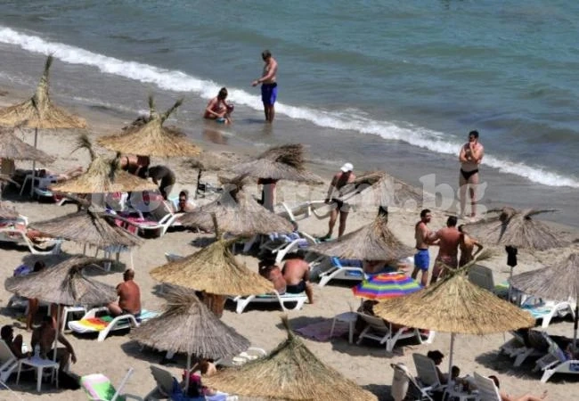 Хотелиери стискат палци септември да спаси сезона по морето