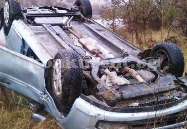 Кола се обърна по таван край Враца, карат ранените към болница