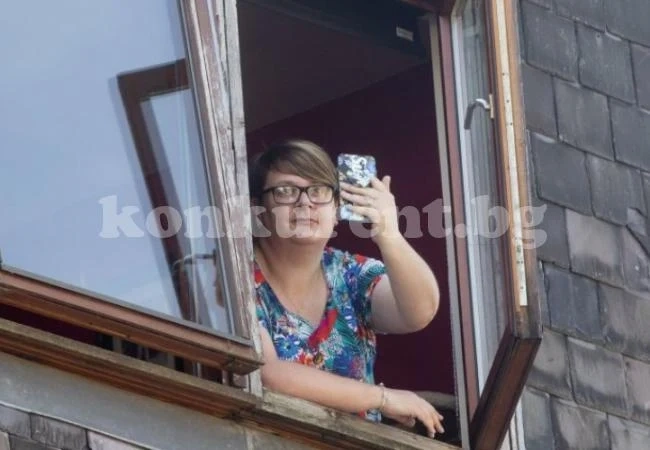 Вижте как мълния удари в телефона на майка на две деца, докато снимаше бурята (ВИДЕО)