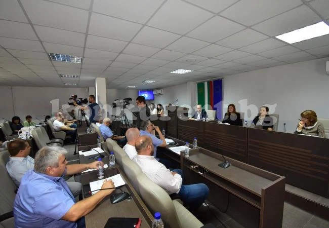 И в зала повдигнаха темата за гробищата, съветници питаха и за мерките взети срещу бездомните кучета