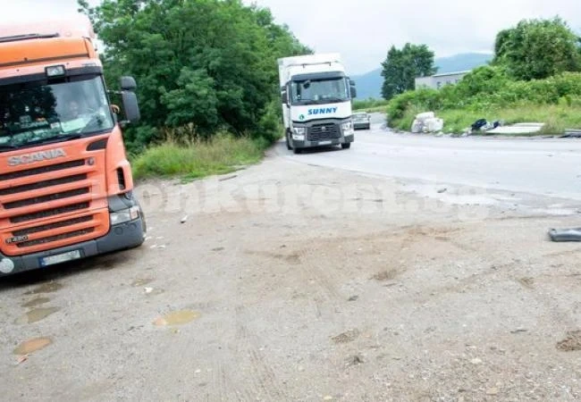 Още един сблъсък между ТИР-ове край Е79 СНИМКИ