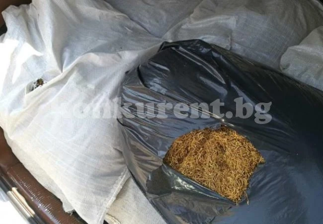 Полицаи откриха нелегален тютюн в кола