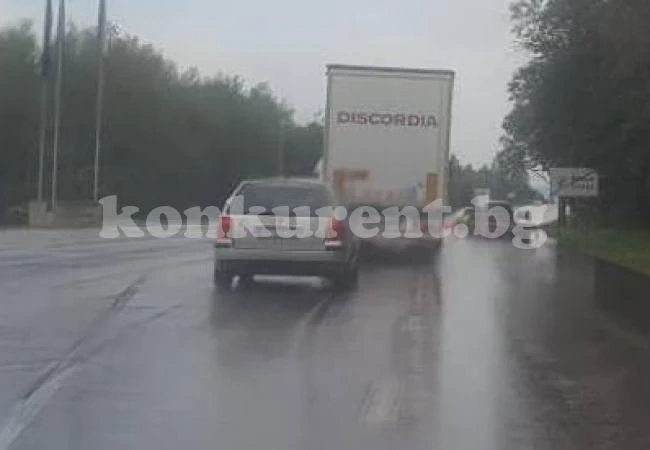 Двама са пострадалите от ПТП-то край разклона за Паволче