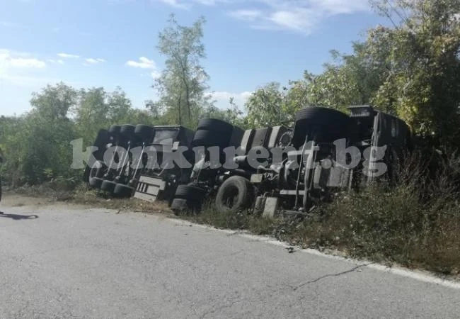Цистерна се обърна на баира при Смоляновци
