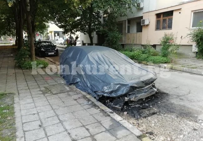 ОБНОВЕНА Още 1 кола горя нощес във Враца (Снимки)