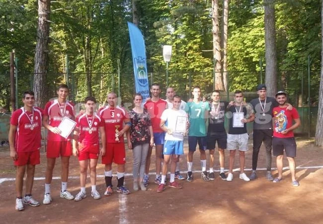 Тони спорт триумфира на турнира по волейбол във Вършец