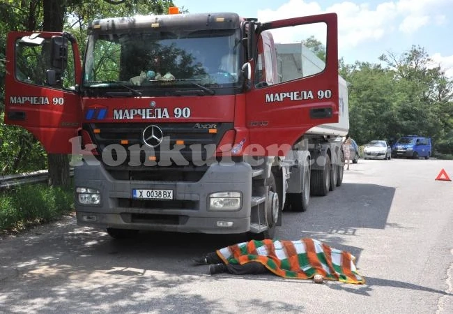 Шофьор слезе да налее вода в радиатора и ...