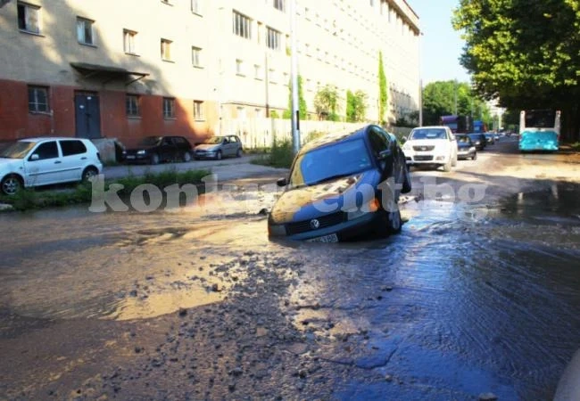 Пълно безумие! Булевард погълна автомобил