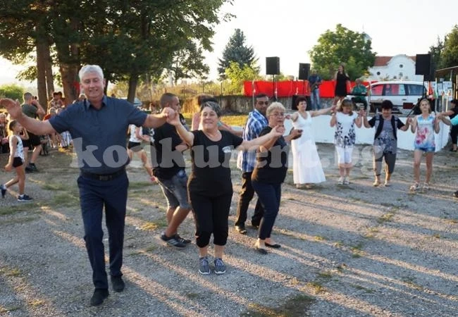 СНИМКИ В Люти дол спазиха заканата – люшнаха танци и хора на мегдана
