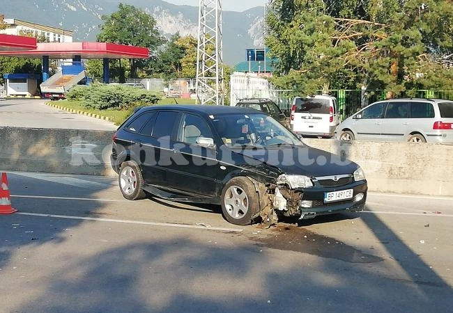 Шофьори огънаха ламарините край гробищата във Враца СНИМКИ