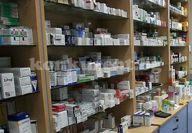 Изпечен крадец и 15-годишната му щерка тарашили аптека