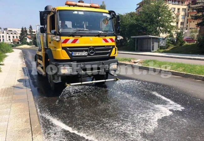 Оросяват с вода улиците във Враца СНИМКИ