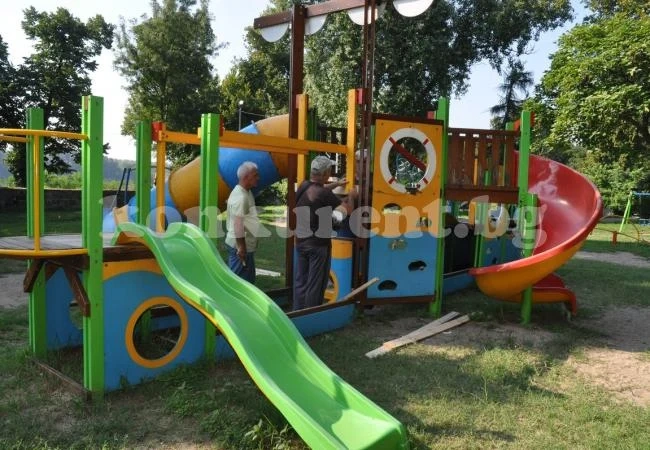 Възстановиха съоръжения на детска площадка в Крайдунавския парк