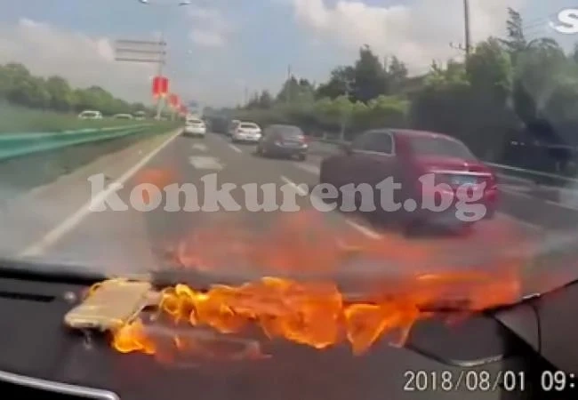 Видеорегистратор засне взрив на iPhone в кола (ВИДЕО)