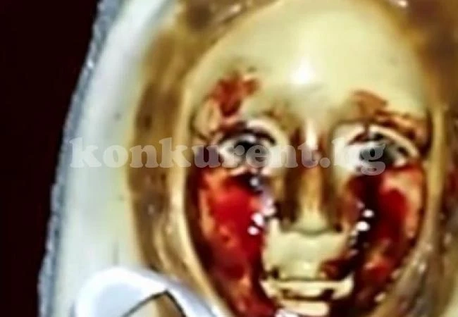 Статуя на Дева Мария заплака с кървави сълзи, хиляди се стичат към църквата, за да видят чудото (ВИДЕО)