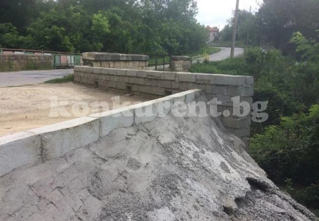 Читатели на „Конкурент“: Мостът край Добруша се разпада СНИМКИ