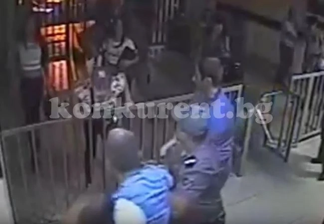 Хомосек*уалисти завзеха с щурм полицейски участък и набиха служители на реда (ВИДЕО)