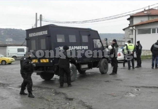 Мъже се биха с пръти на метри от полицията  