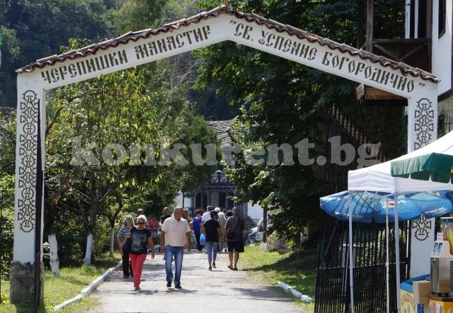 Хиляди миряни дойдоха днес в Черепишкия манастир СНИМКИ