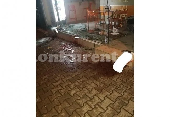 Кола помете трима младежи на тротоар (СНИМКИ)