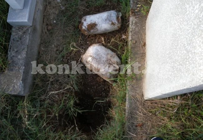 Хитри дилъри скриха над 3 кила екстази в гробище (СНИМКИ)
