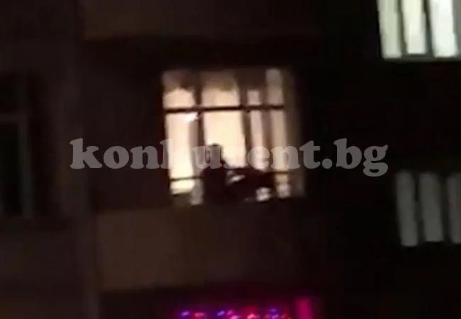 Снимаха безсрамна двойка да прави с*кс на балкона в хотел на брега на Черно море (ВИДЕО 18+)