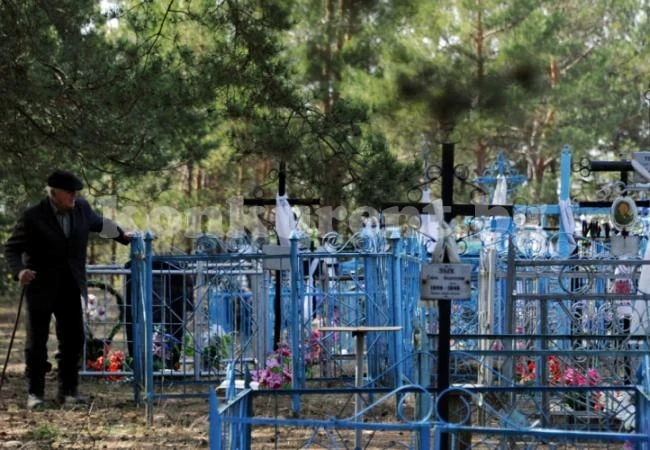 След дълъг запой мъж разбра, че го смятат за мъртъв и отиде на помена си