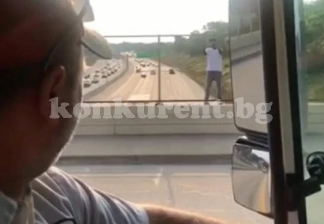 Доставчици на бира спасиха самоубиец на мост по доста нестандартен начин (СНИМКИ/ВИДЕО)