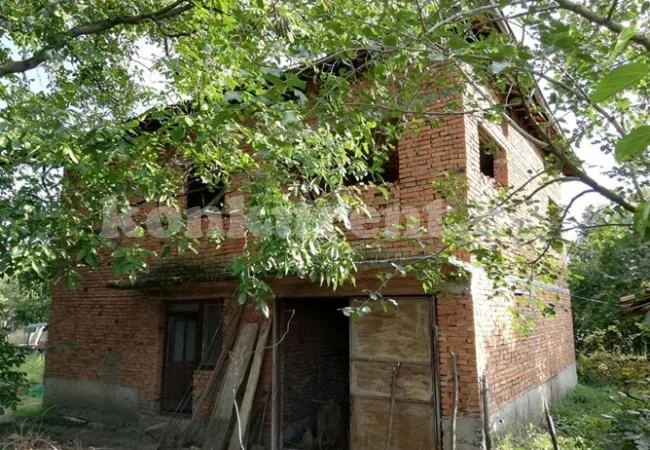 Безделник уби съсед заради колело и се барикадира за 12 ч в къщата си (обзор)