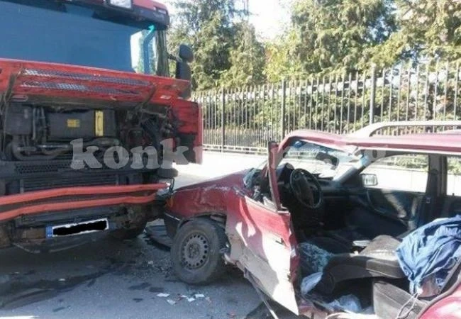 Лекари се борят за живота на ранено в катастрофа дете