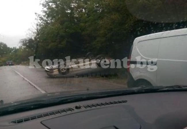 Шофьорка се обърна по таван, режат колата, за да я извадят