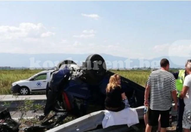 Зверско меле на магистралата! Още една кола е по таван, има пострадали СНИМКИ