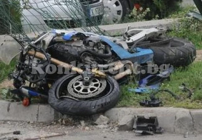 Мотоциклетист и спътничката му се потрошиха в катастрофа