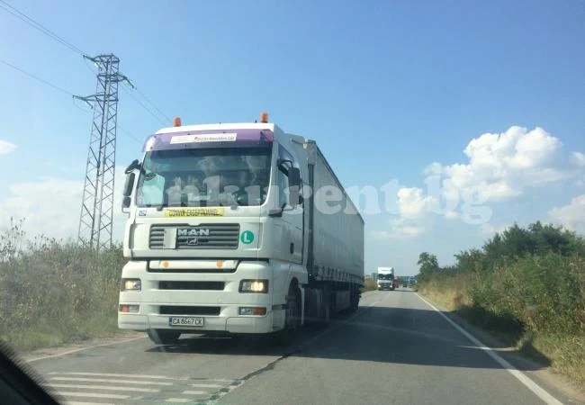 Терорът на ТИР-овете изрови и пътищата СНИМКИ