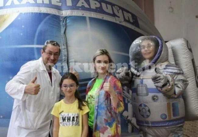 Канят деца в мобилен планетариум